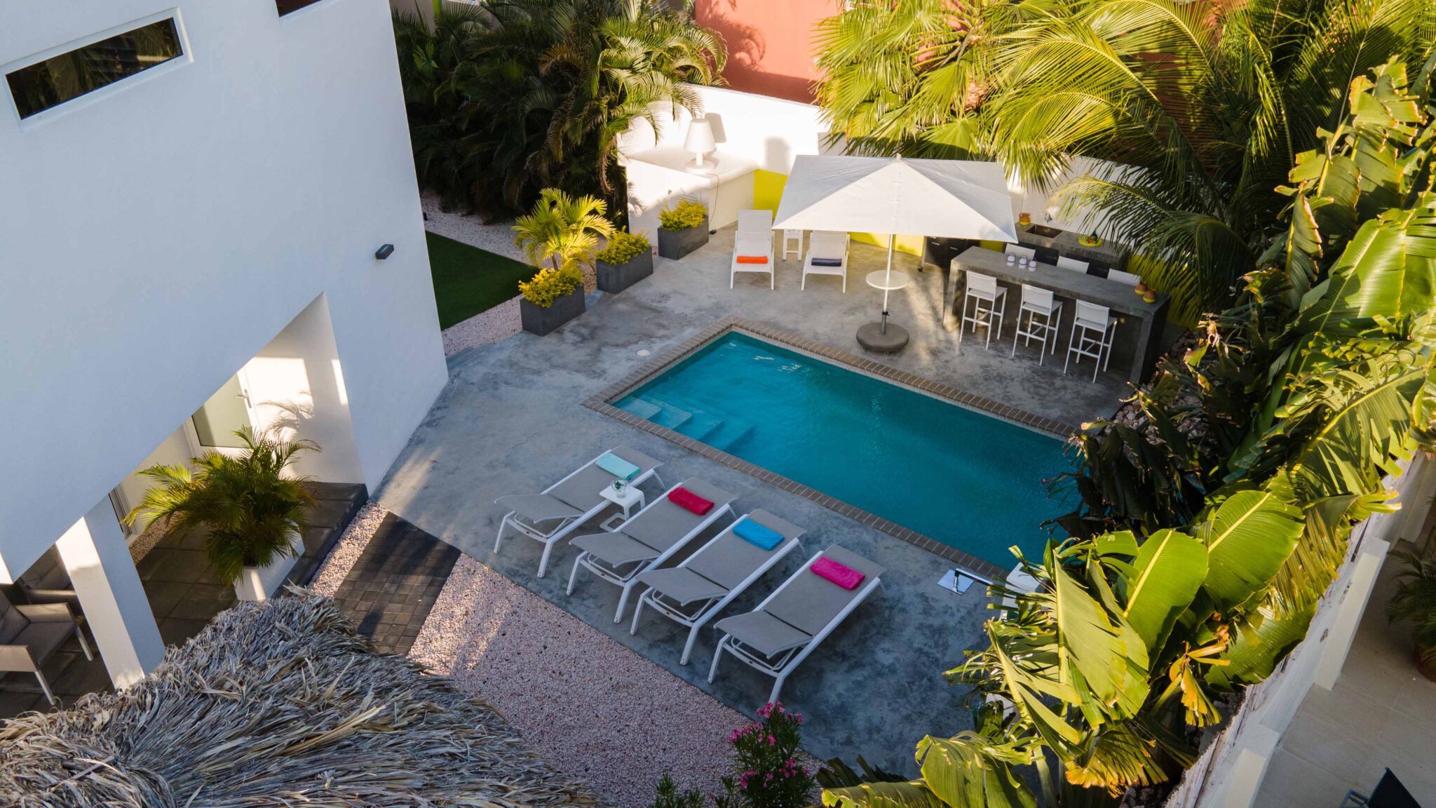 Casa tropicala zwembad drone shot