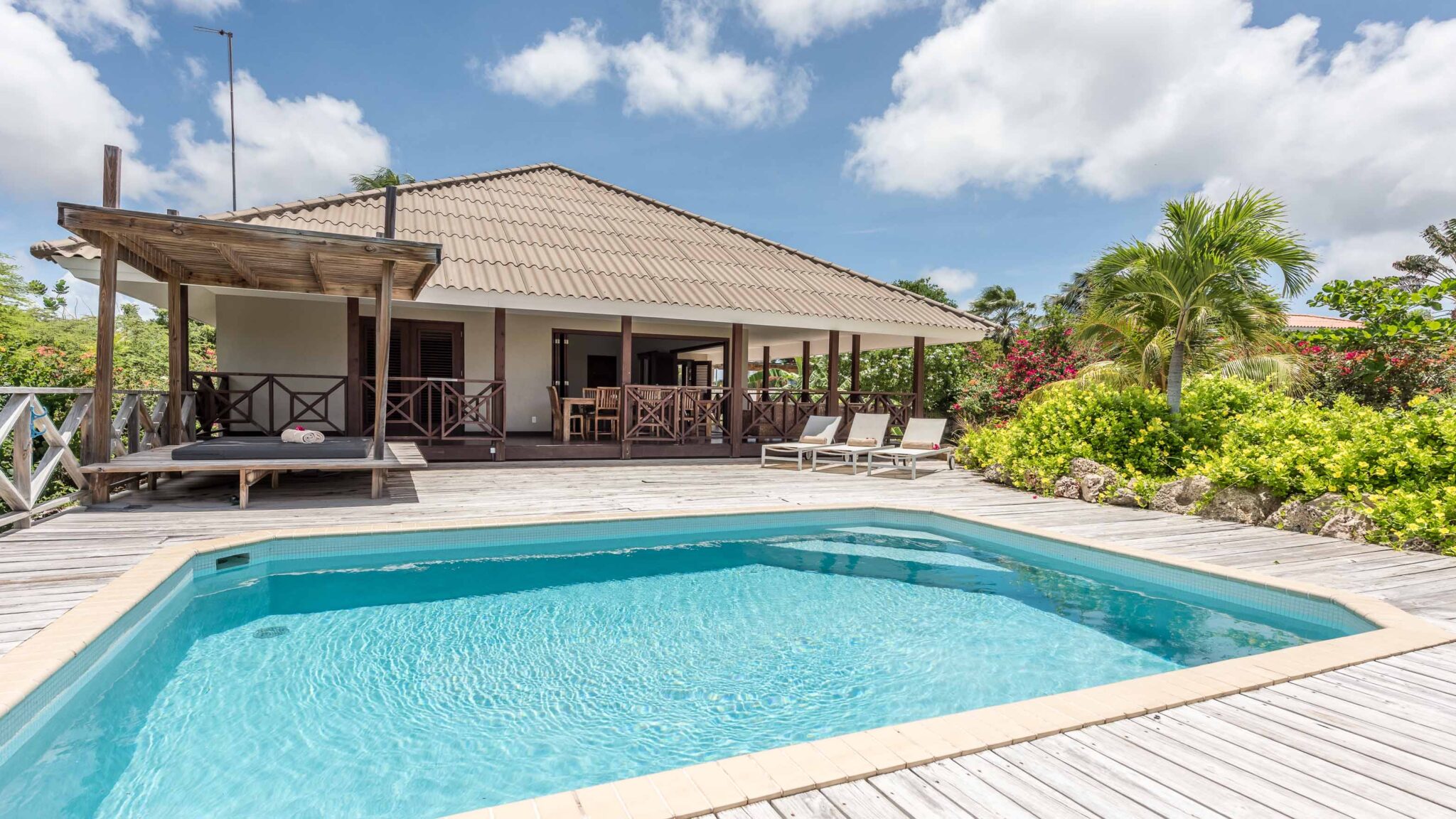 Villa blue lotus Curaçao privézwembad met zicht op huis